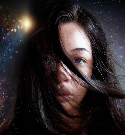 Um retrato em close-up de uma mulher com longos cabelos escuros esvoacantes
                 que obscurecem parcialmente metade do seu rosto, tendo como pano de fundo um cenário cósmico 
                 com estrelas e galáxias coloridas. O indivíduo possui traços marcantes e misteriosos olhos roxos. 
                 Representa o arcano do tarot A Estrela.